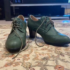 Cute vintage style green shoes 1 1/2 block heels